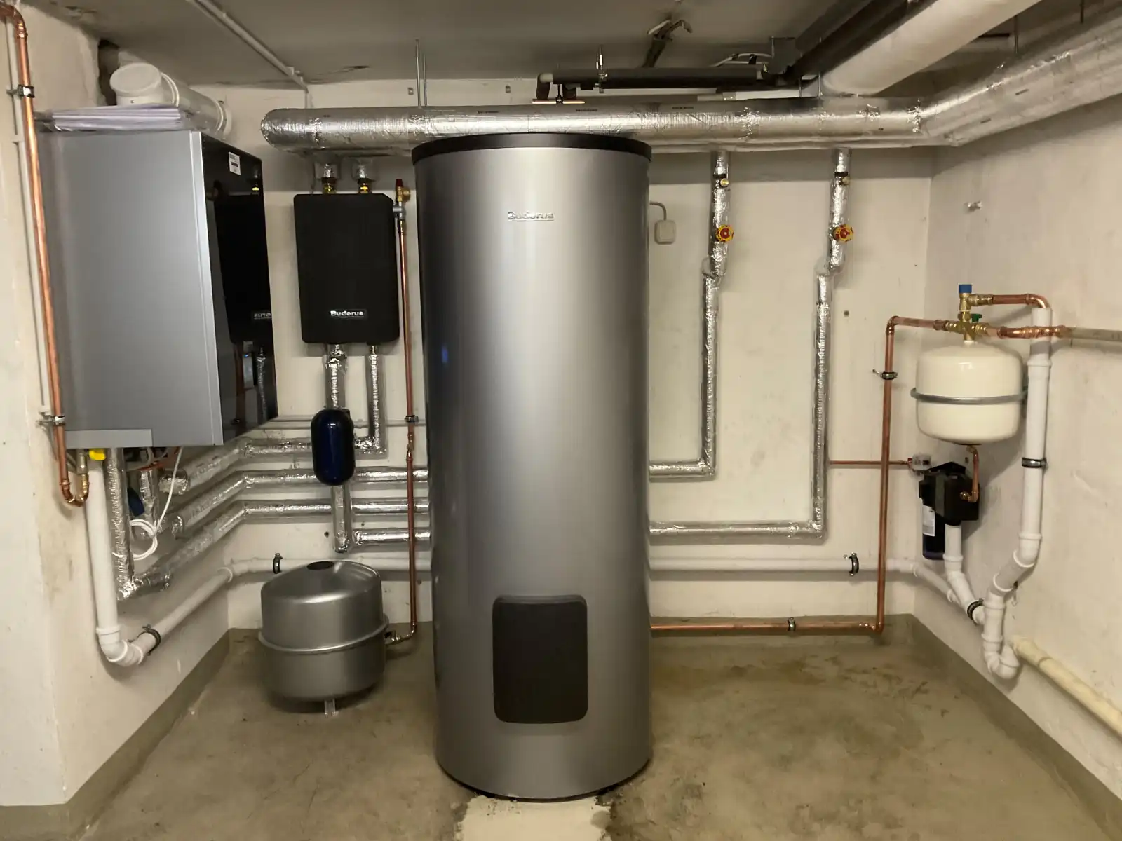 Moderne Gas-Hybridanlage nach Umrüstung