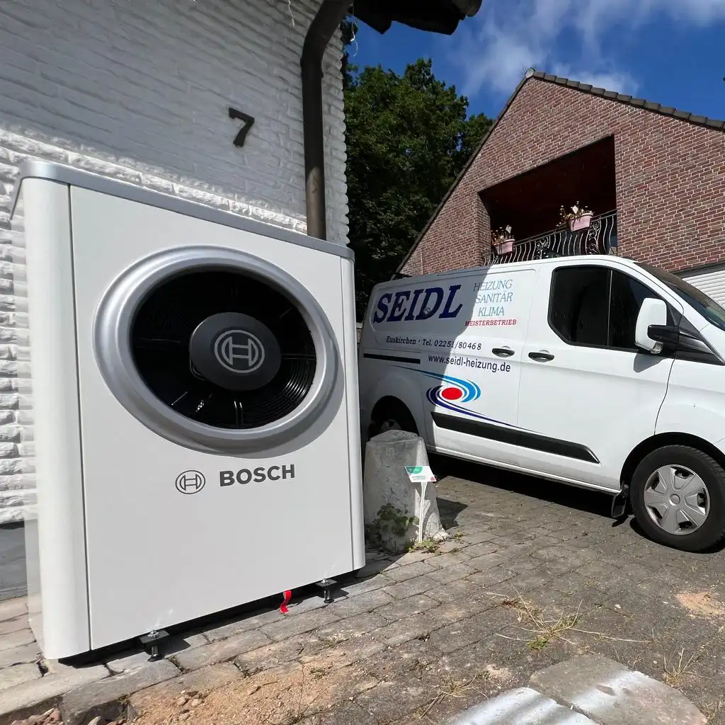 Bosch Wärmepumpen-Power vor Haus Nr. 7 – Außenmodul & Seidl-Servicebus